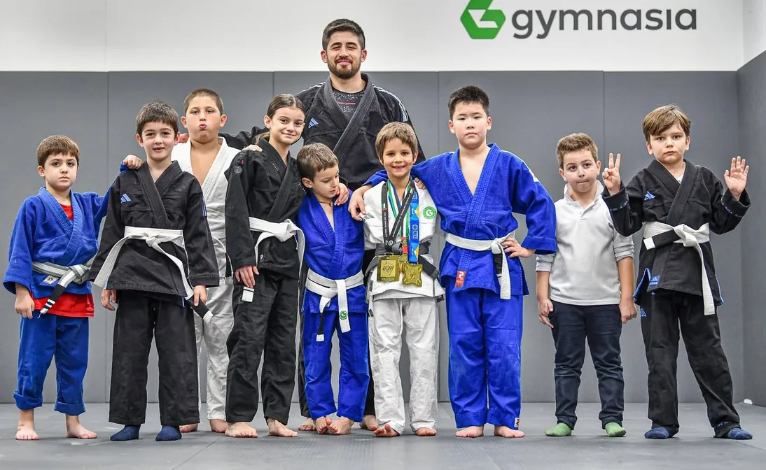 Gymnasia-ს BJJ გუნდი საკუთარ ხალიჩაზე.